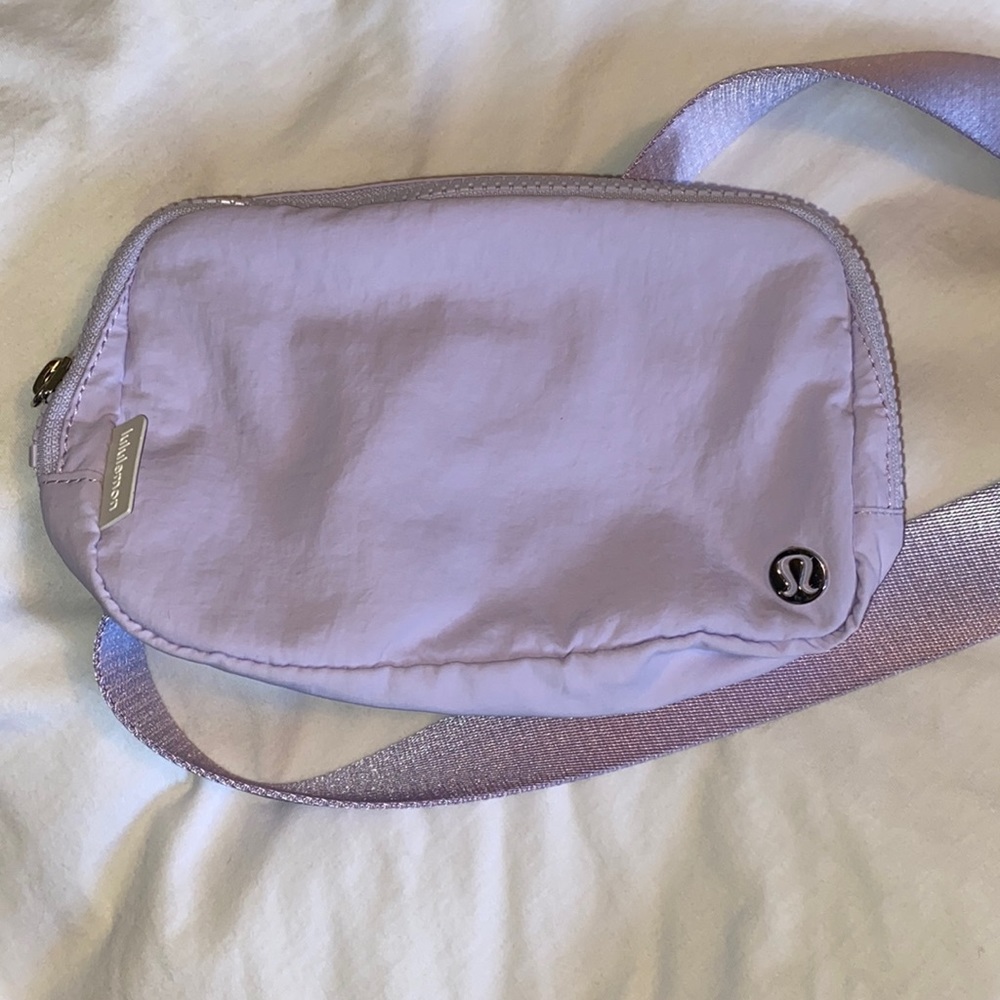Lululemon Everywhere belt bag - lavender fog